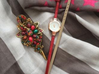 Комплект шал, часовник и шнола в червено