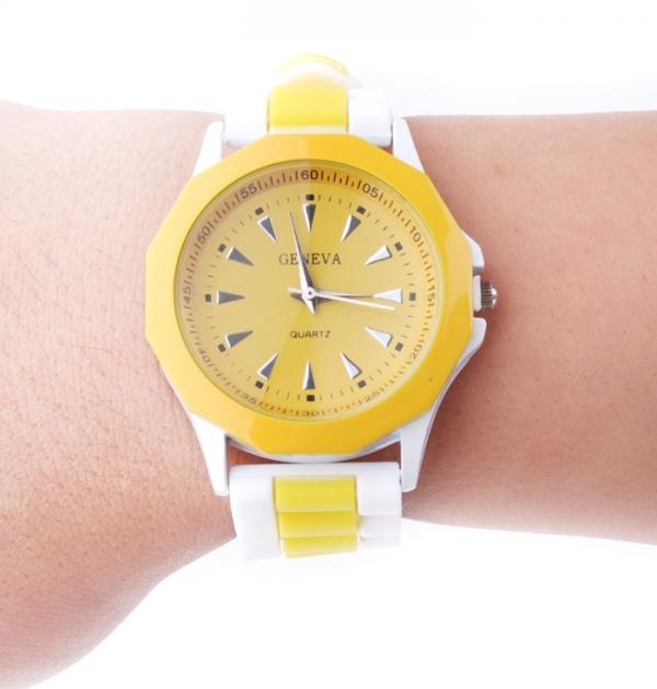 Жълт спортен часовник